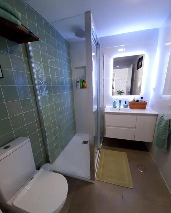 Top-Floor Beachfront Apartment With Parking, Pool, & Spacious Sea-View Balcony 比利亚霍约萨 外观 照片