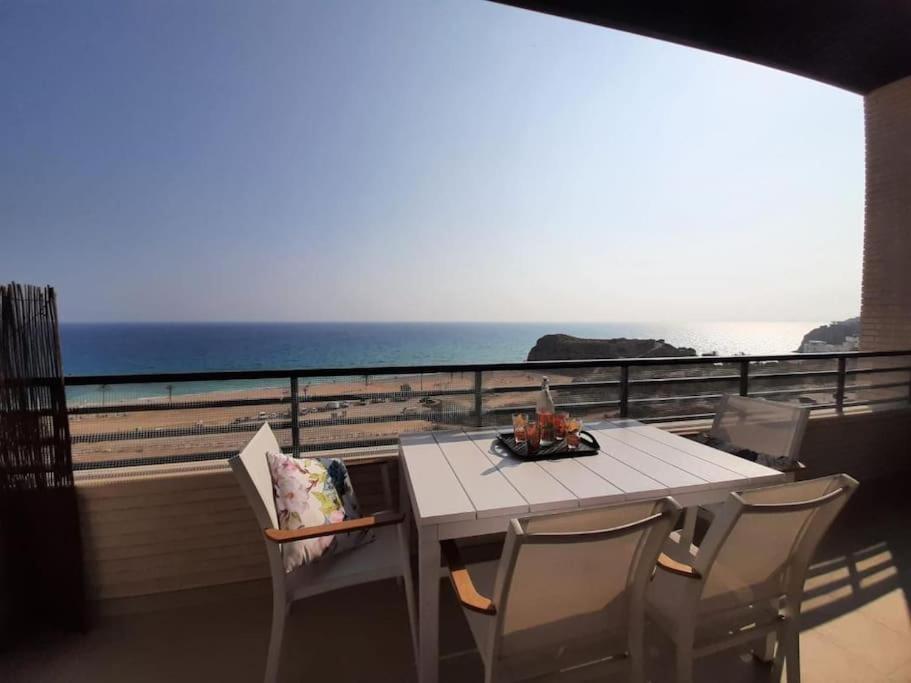 Top-Floor Beachfront Apartment With Parking, Pool, & Spacious Sea-View Balcony 比利亚霍约萨 外观 照片