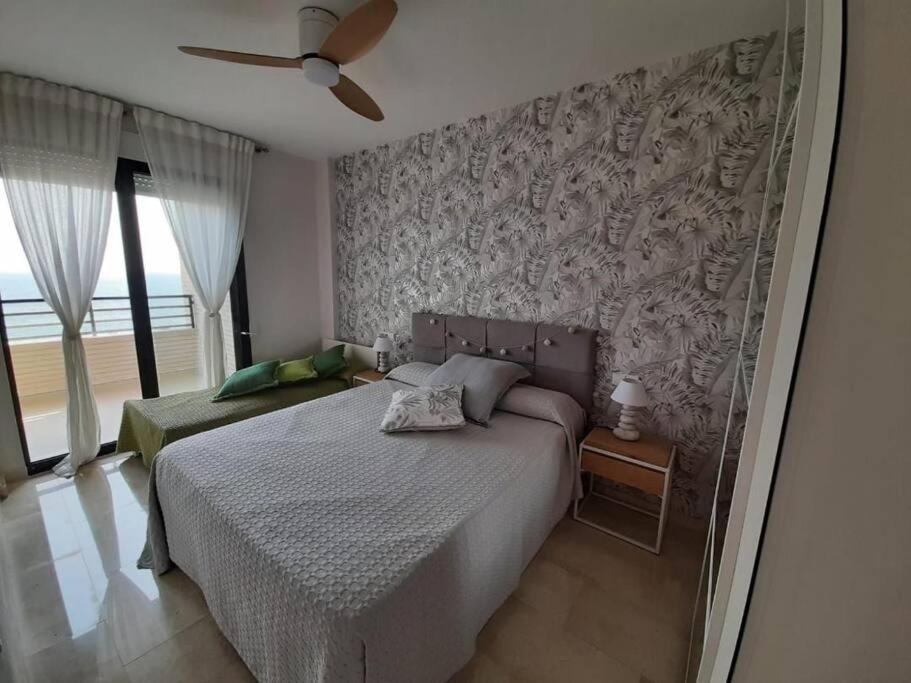 Top-Floor Beachfront Apartment With Parking, Pool, & Spacious Sea-View Balcony 比利亚霍约萨 外观 照片