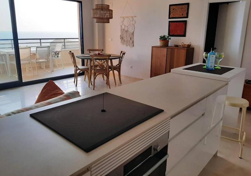 Top-Floor Beachfront Apartment With Parking, Pool, & Spacious Sea-View Balcony 比利亚霍约萨 外观 照片
