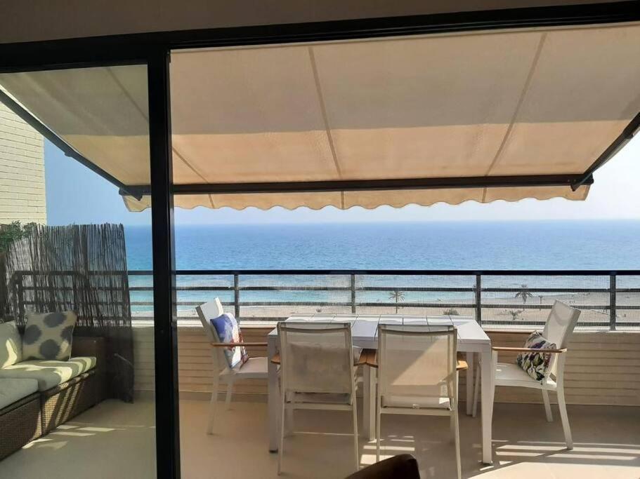 Top-Floor Beachfront Apartment With Parking, Pool, & Spacious Sea-View Balcony 比利亚霍约萨 外观 照片